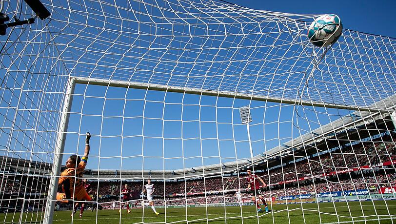 Ein Spielball landet im Tor.