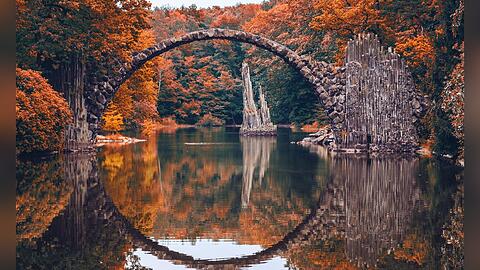 Nicht nur im Herbst ein schöner Anblick: die Rakotzbrücke in Sachsen.