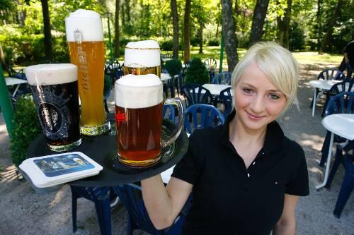 Bedienung Sandra bringt die Erfrischungen aus dem Hause Tucher.