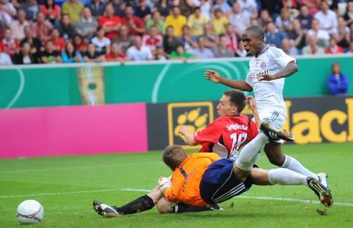 Zu spät: Michael Rensing patzt beim 3:1 im DFB-Pokal, lässt den Ball vor dem zwischenzeitlichen 1:2 aus Bayern-Sicht gegen den Neckarelzer Throm prallen.