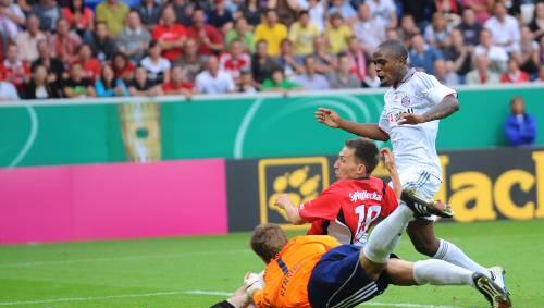Zu spät: Michael Rensing patzt beim 3:1 im DFB-Pokal, lässt den Ball vor dem zwischenzeitlichen 1:2 aus Bayern-Sicht gegen den Neckarelzer Throm prallen. Zu spät: Michael Rensing patzt beim 3:1 im DFB-Pokal, lässt den Ball vor dem zwischenzeitlichen 1:2 aus Bayern-Sicht gegen den Neckarelzer Throm prallen.