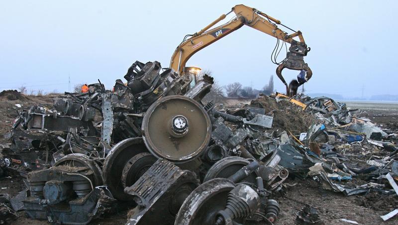 Ein Bagger beseitigt Trümmer am Ort des Eisenbahnunglücks bei Hordorf (Sachsen-Anhalt). Ein Bagger beseitigt Trümmer am Ort des Eisenbahnunglücks bei Hordorf (Sachsen-Anhalt).