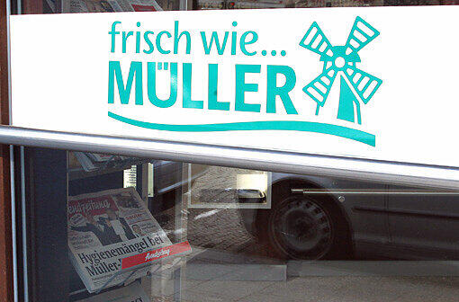 Volle Transparenz: In der Müller-Brot-Filiale in der Kapuzinerstraße scheut man sich nicht, die AZ-Schlagzeile offen zu zeigen.