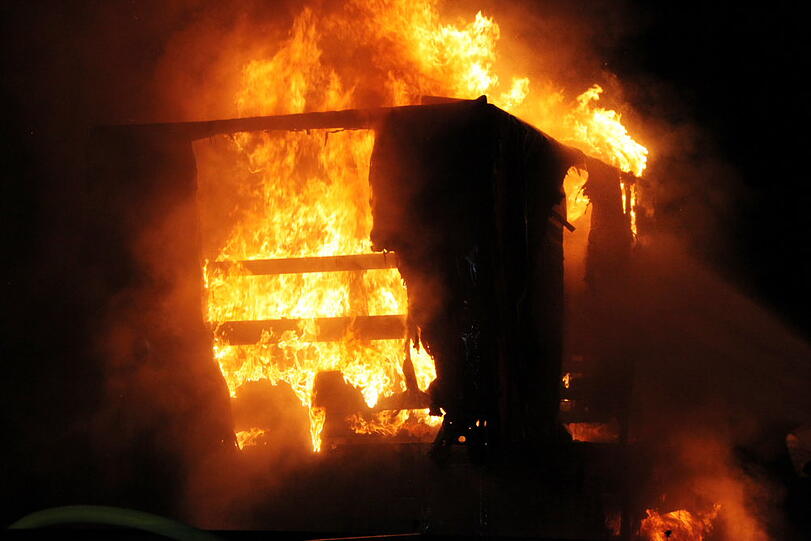 Auf der A94 steht ein Lkw in Flammen: Die Bilder vom Feuerwehreinsatz.