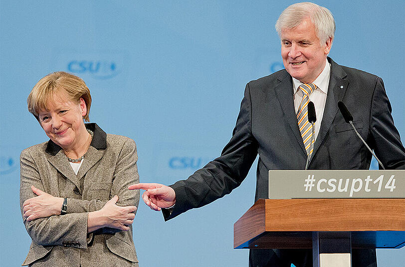 Momentan nicht so vereint, wie es noch auf dem CSU-Parteitag im Dezember schien. Die CSU (hier der bayerische Ministerpräsident Horst Seehofer" distanziert sich von Merkels Aussage: "Der Islam gehört zu Deutschland".