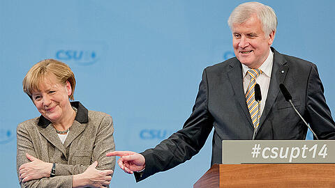 Momentan nicht so vereint, wie es noch auf dem CSU-Parteitag im Dezember schien. Die CSU (hier der bayerische Ministerpräsident Horst Seehofer" distanziert sich von Merkels Aussage: "Der Islam gehört zu Deutschland".