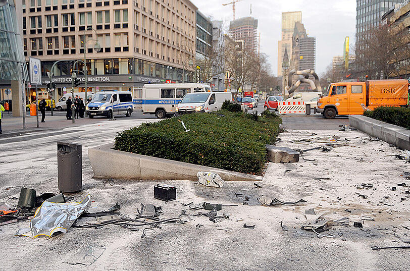 Aufräumarbeiten nach einem illegalen Autorennen am Kurfürstendamm.