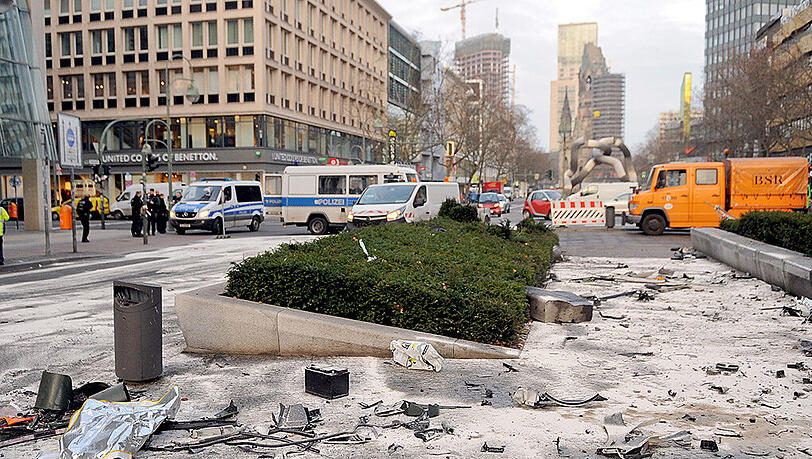 Aufräumarbeiten nach einem illegalen Autorennen am Kurfürstendamm. Aufräumarbeiten nach einem illegalen Autorennen am Kurfürstendamm.