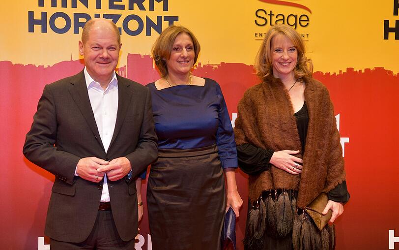 Hamburgs Bürgermeister Olaf Scholz (SPD, l-r), seine Frau Britta Ernst und die Stage Geschäftsführerin Uschi Neuss.