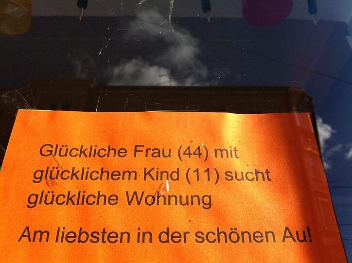 ... hat sich vielleicht auch diese Frau gedacht, die für sich - selbst "glücklich" - und für ihr "glückliches" Kind eine "glückliche" Wohnung sucht.