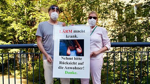 Peter S. und Margarete B. sammeln Unterschriften gegen die Eisbach-Schwimmer.
