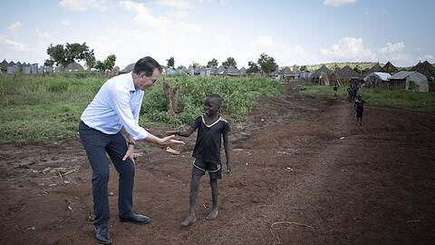 Gerd Müller Ende 2019 in einem Flüchtlingscamp in Äthiopien.