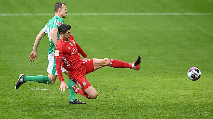 Neuer Schwung in alten Tretern: Mit seinem bevorzugten Nike-Schuh an den Füßen klappte es endlich für Robert Lewandowski mit Saisontor Nummer 32, in den gelben Puma-Modellen hatte er das Pech an den Stiefeln kleben.