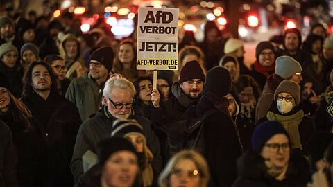 In Bielefeld hatten zahlreiche Menschen gegen Rassismus und die AfD demonstriert. Am Samstag soll es auch in München eine Demo geben.