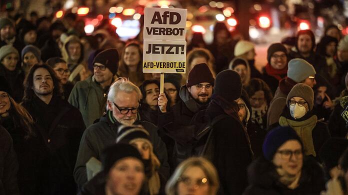 In Bielefeld hatten zahlreiche Menschen gegen Rassismus und die AfD demonstriert. Am Samstag soll es auch in München eine Demo geben.