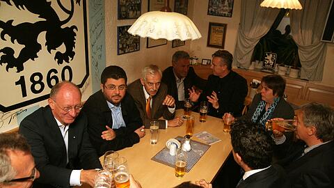 So einträchtig wie auf diesem Foto geht es zwischen den Vereinsverantwortlichen und Löwen-Investor Hasan Ismaik nur selten zu.