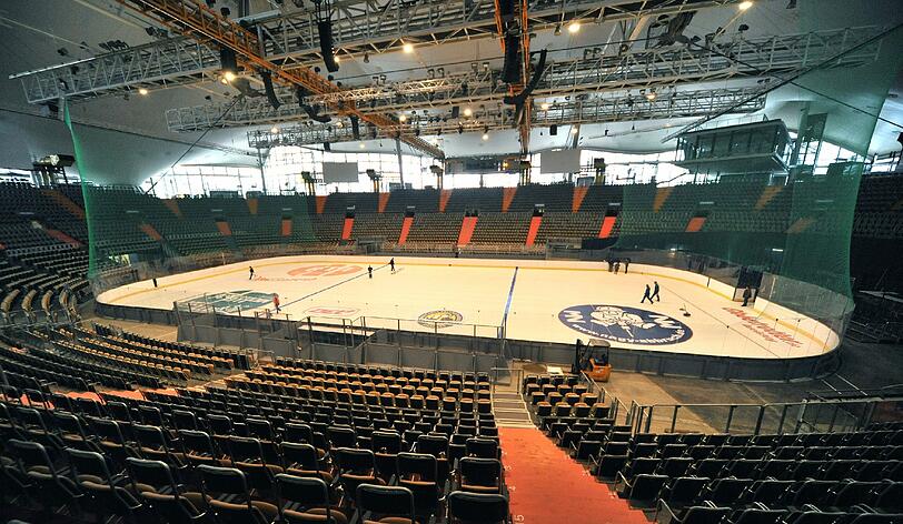Mit ingesamt 11.000 Zuschauern rechnet man - und die werden die Halle aufwärmen. Damit die Eisfläche nicht einfach wegschmilzt, müssen die Kühlysteme auf Hochtouren laufen.