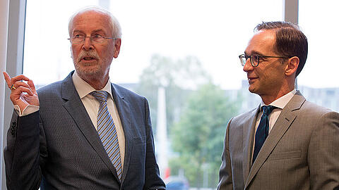 Bundesjustizminister Heiko Maas (r) und der scheidende Generalbundesanwalt Harald Range unterhalten sich im Paul Löbe Haus in Berlin zu Beginn der Sitzung.