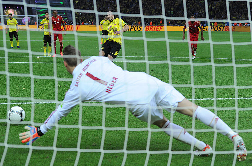Im Pokalfinale 2012 erzielt Mats Hummels das Tor zum 2:1 für Borussia Dortmund. Bayern-Keeper Manuel Neuer wäre fast noch rangekommen. Beim 5:2-Sieg des BVB erzielte der heutige Bayern-Angreifer Robert Lewandowski am 12. Mai 2012 drei Treffer.