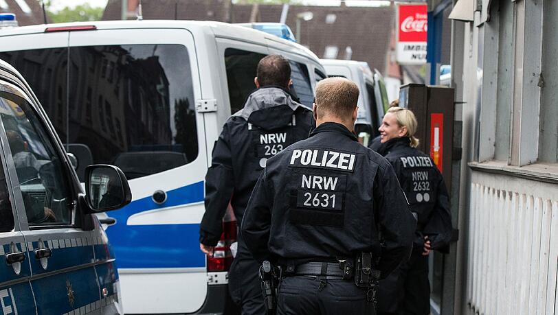In mehreren Städten Nordrhein-Westfalens sind Razzien angelaufen, die sich offensichtlich gegen Verdächtige mit islamistischem Hintergrund richten. Foto: Marcel Kusch In mehreren Städten Nordrhein-Westfalens sind Razzien angelaufen, die sich offensichtlich gegen Verdächtige mit islamistischem Hintergrund richten. Foto: Marcel Kusch