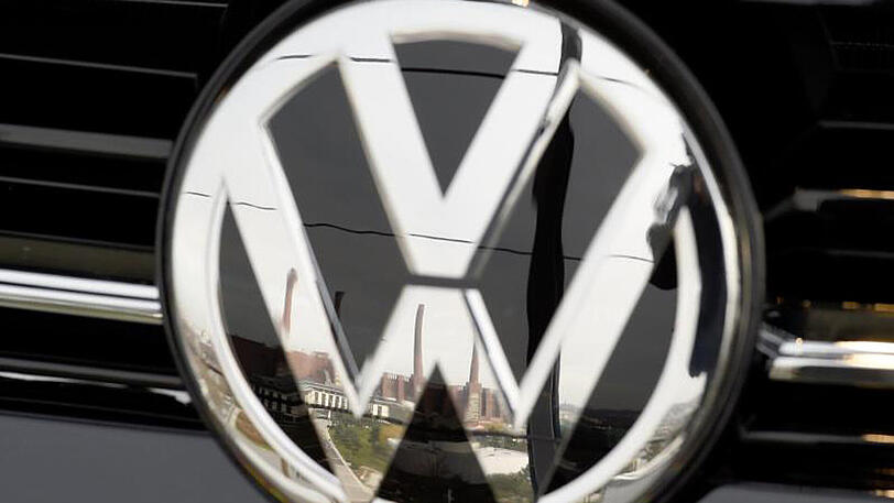 VW kommt bei der Umrüstung der manipulierten Diesel weiter voran: Nach Konzernangaben sind weltweit bislang über vier Millionen Fahrzeuge umgerüstet worden.