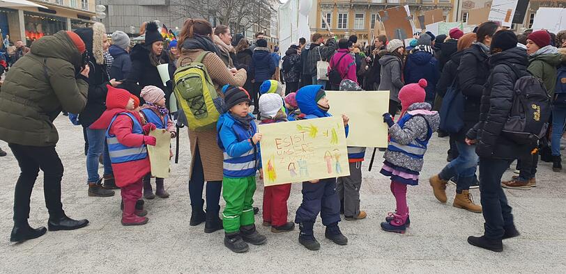 Schüler protestieren mit selbstgebastelten Plakaten am Freitag (1. Februar) auf dem Marienplatz.