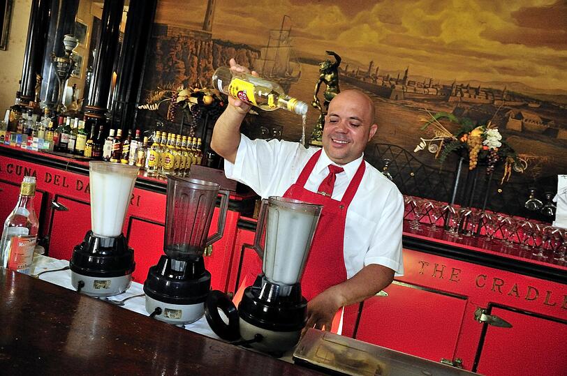 Die Bar Floridita in der Altstadt von Havanna ist eine Legende - nicht erst seit den Besuchen des berühmten amerikanischen Schriftstellers.