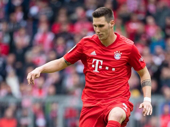 Niklas Süle spielt den Ball. Foto: Matthias Balk/dpa/Archiv