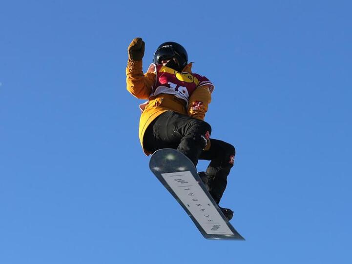 Nadja Flemming springt beim Snowboard World Cup vom Kicker. Foto: Ina Fassbender/Archiv