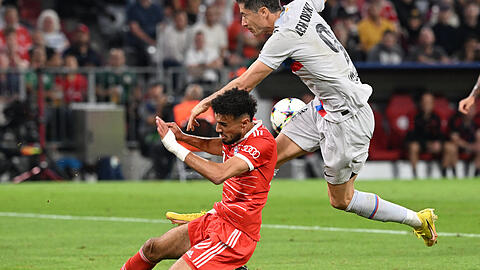 Rettungstat im Spiel gegen den FC Barcelona: Bayerns Noussair Mazraoui (vorne) blockt den Schuss von Robert Lewandowski.