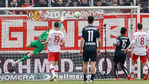 Regensburg-Keeper Jonas Urbig (M) war beim Magdeburger Führungstreffer chancenlos.