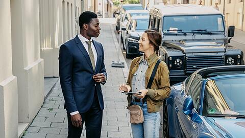 "Polizeiruf 110: Little Boxes": Kriminalhauptkommissarin Cris Blohm (Johanna Wokalek) zieht Kriminaloberkommissar Otto Ikwuakwu (Bless Amada) wegen seiner guten Kleidung auf.