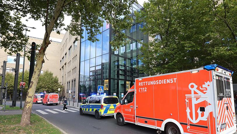 Rettungskräfte brachten den 17-Jährigen lebensgefährlich verletzt ins Krankenhaus.