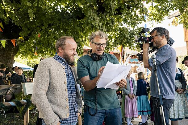 Florian Br&uuml;ckner als Meister Eder mit Regisseur Marcus H. Rosenm&uuml;ller (re.) am Set von &bdquo;Pumuckl und das gro&szlig;e Missverst&auml;ndnis&ldquo;.