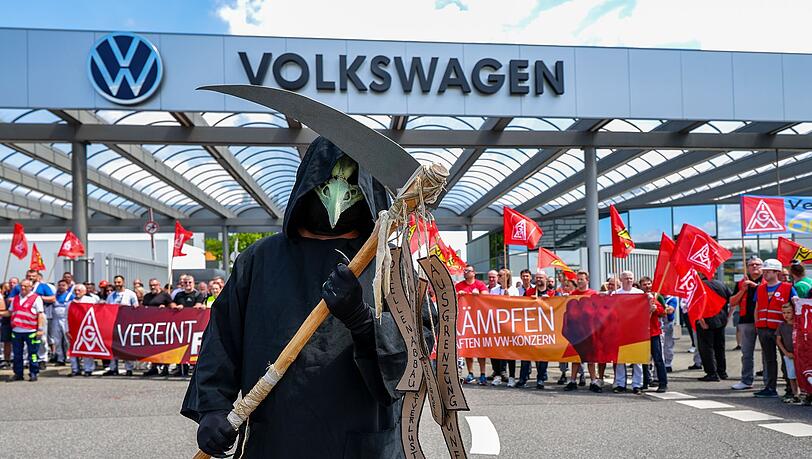 Protestaktion vor dem Werkstor von Volkswagen in Zwickau. Tausende Beschäftigte von VW und seinen Zulieferern in der Region sorgen sich um die Zukunft ihrer Jobs. (Archivbild) Protestaktion vor dem Werkstor von Volkswagen in Zwickau. Tausende Beschäftigte von VW und seinen Zulieferern in der Region sorgen sich um die Zukunft ihrer Jobs. (Archivbild)
