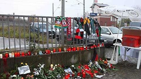 Ein Meer aus Blumen und Trauerkerzen: Das Stadion in Hannover ist eine Art Wallfahrtsstätte für die Fans.