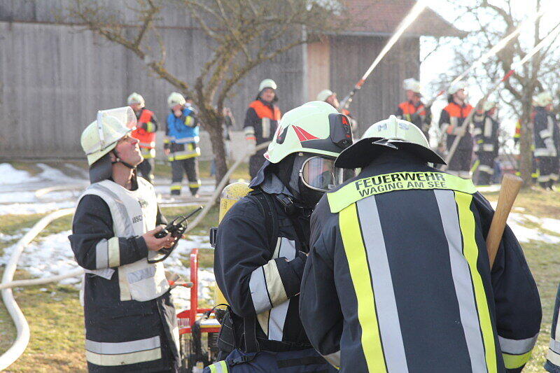 Am Nachmittag wurde die Feuerwehr zu einem Brand eines Bauernhofes mitten in St. Leonhard, Gemeinde Wonneberg gerufen. Bei dem Brand wurden drei Personen verletzt. Da das Löschwasser knapp war, mussten Leitungen über einen Kilometer lang verlegt werden.