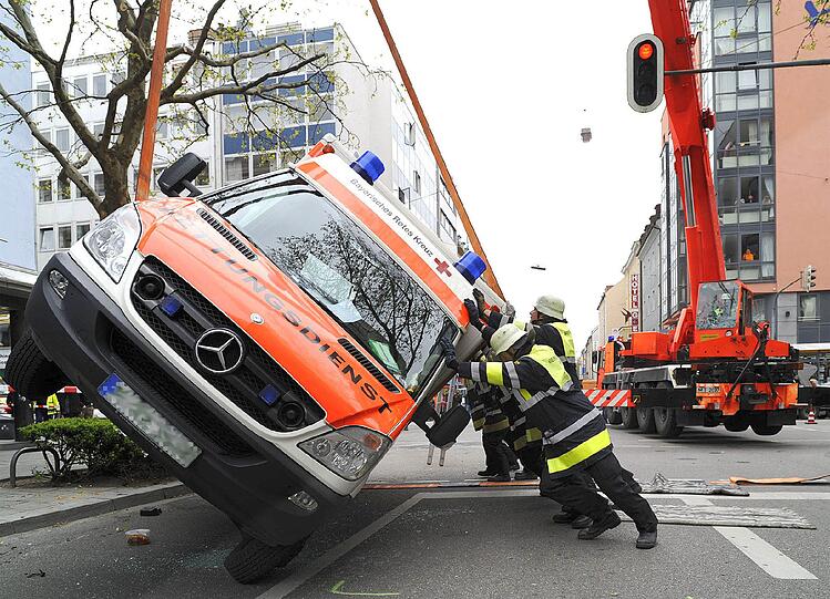 &bdquo;Umgelegt&ldquo;: 14. April, Schwanthaler- /Goethestraße: 
Am Morgen legt ein Unfall die Kreuzung in der nähe des Hauptbahnhofes lahm. Beteiligt sind ein BMW, ein Fahrzeug der Stadtwerke München und ein Rettungswagen des BRK. Dieser war mit eingeschaltetem Blaulicht und Martinshorn auf dem Weg zu einem Notfalleinsatz. Beim Überqueren der Schwanthalerstraße kommt es zum verhängnisvollen Zusammenstoß. Der Rettungswagen kippt um und landet auf dem Wagen der Stadtwerke. Glücklicherweise wird niemand der sechs beteiligten Personen ernsthaft verletzt. Mit Hilfe eines Feuerwehrkranes wird der Rettungswagen wieder aufgestellt.