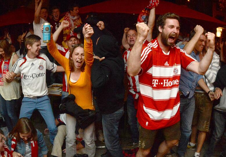 Ein Abend der emotionalen Achterbahnfahrt - mit dem brutalen Absturz aus einem ach so schönen Traum. So hofften, bangten, jubelten - und weinten die Fans des FC Bayern.