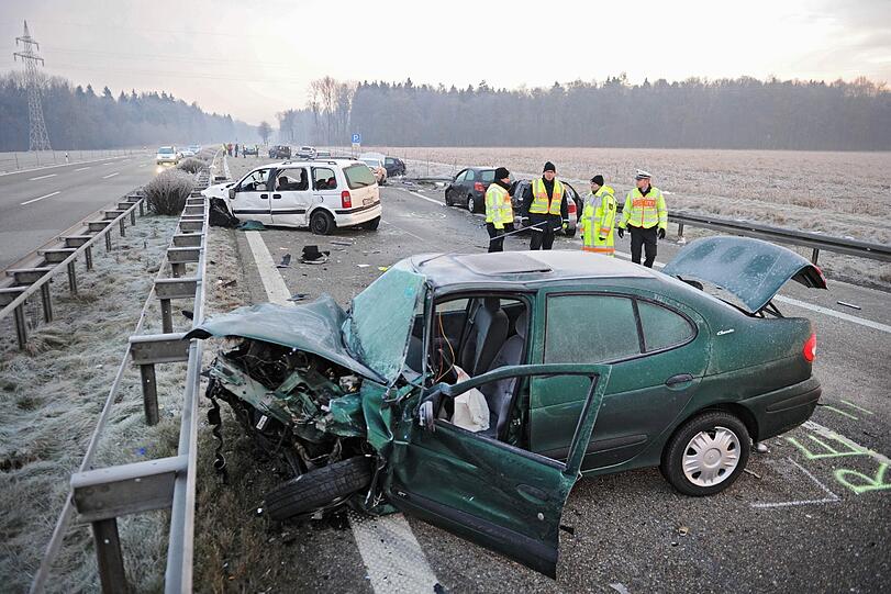 Bei einem schweren Unfall südlich von Ulm sind in der Silvesternacht drei Menschen gestorben.