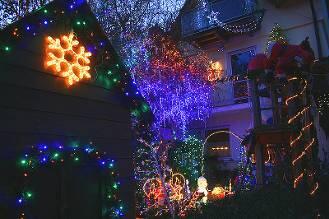 In Olching kennt&rsquo;s jeder: das &bdquo;Weihnachtshaus&ldquo; in der Rebhuhnstraße ist alljährlich prächtig illuminiert.