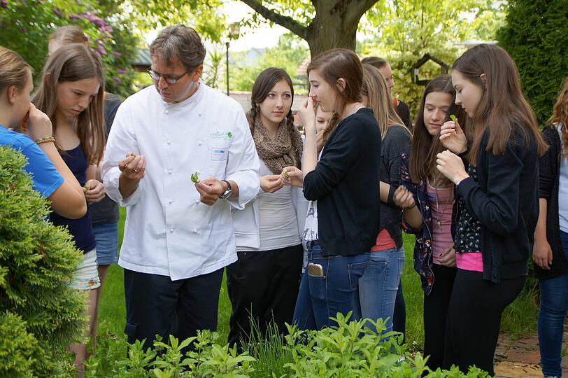 Im Kräutergarten lernen die Jugendlichen verschiedene Aromen kennen.