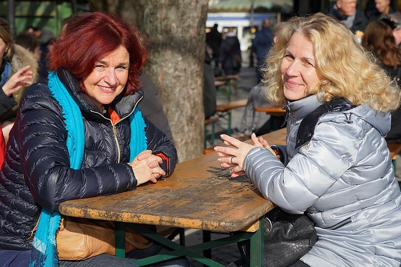 Silke Endres (59) und Angela Steger (56), Verwaltungsangestellte.
Silke Endres: &bdquo;Ich versuche, Süßigkeiten wegzulassen. Ich will ausprobieren, ob mir das gelingt &ndash; vielleicht bis Ostern. Ich hatte noch überlegt, aufs Fernsehen zu verzichten. Doch das ist für mich kein so drängendes Thema.&ldquo;
Angela Steger: &bdquo;Ich will auf Zucker und auf Weizen verzichten. Das ist besser für die Linie und fürs eigene Wohlbefinden. Aber sonst verzichte ich auf nichts. Man muss das Leben genießen und im Moment freue ich mich über die Sonne.&ldquo;