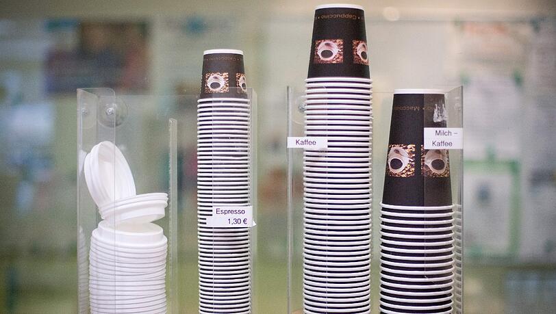 Leere Pappbecher für Kaffee und Espresso. Foto: Christian Charisius/Illustration Leere Pappbecher für Kaffee und Espresso. Foto: Christian Charisius/Illustration