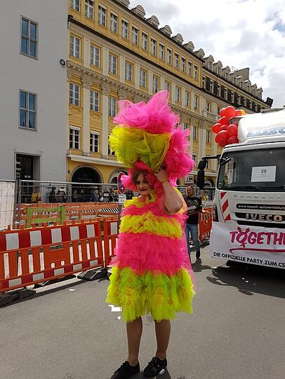 Teilnehmer der traditionellen Parade anlässlich des Christopher Street Day