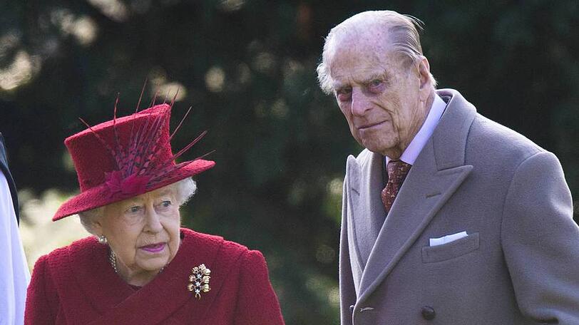 Queen Elizabeth II. und Prinz Philip nach einer Sonntagsmesse in der St. Peter und Paul Kirche in Sandringham