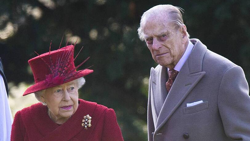 Queen Elizabeth II. und Prinz Philip nach einer Sonntagsmesse in der St. Peter und Paul Kirche in Sandringham Queen Elizabeth II. und Prinz Philip nach einer Sonntagsmesse in der St. Peter und Paul Kirche in Sandringham
