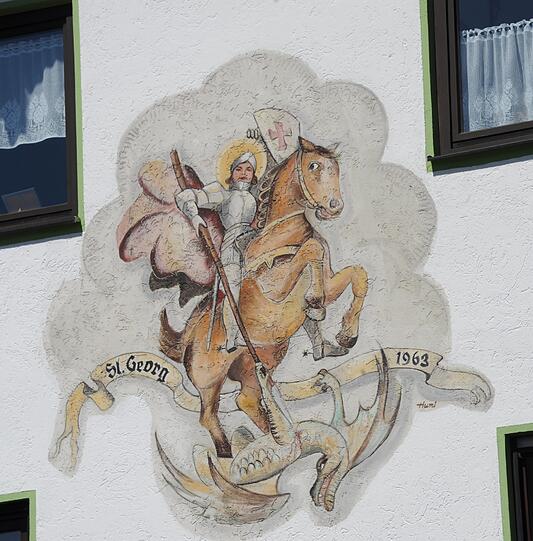 Sticht gerade den Drachen ab: der Heilige Georg.