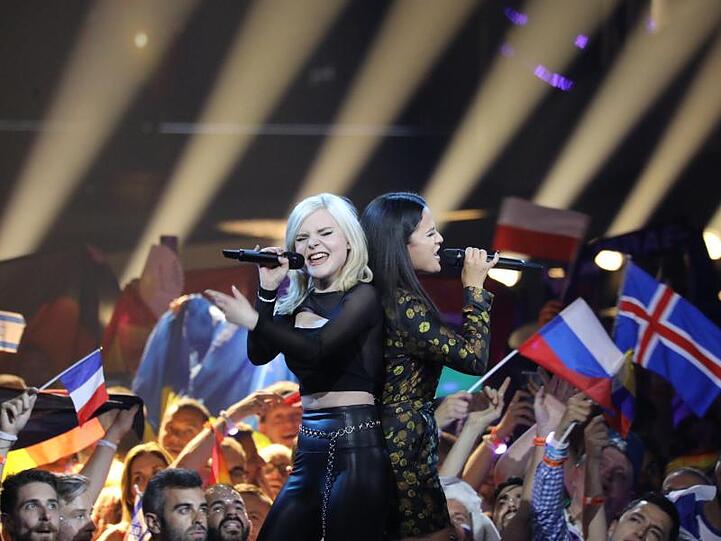 Carlotta Truman (l) und Laurita Spinelli vom Duo S!sters im ESC-Finale.