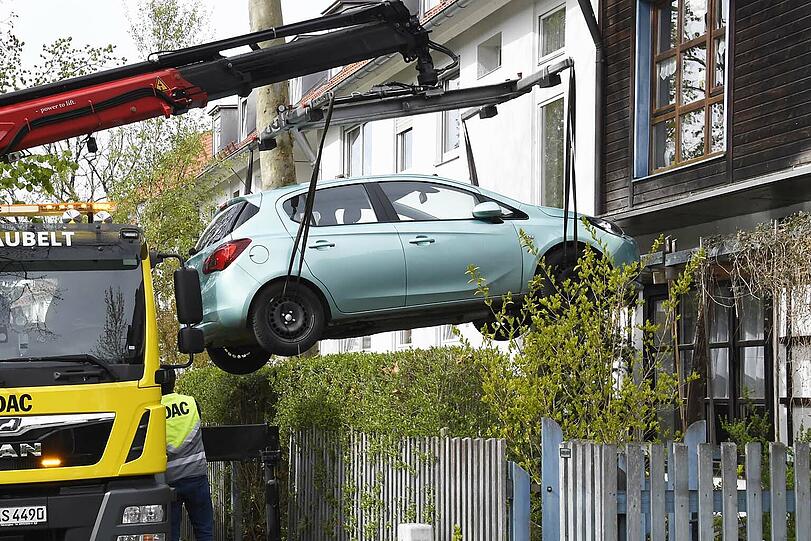 Bei einem Unfall in der Rushaimerstraße hat eine ältere Dame das Bremspedal mit dem Gaspedal verwechselt.